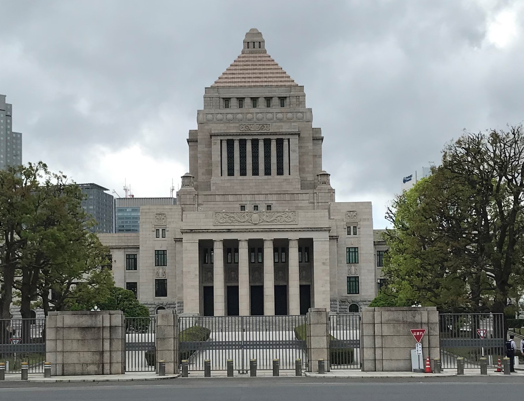 WEB東京民報街角の小さな旅21 白亜の殿堂は「石材の博物館」 国会